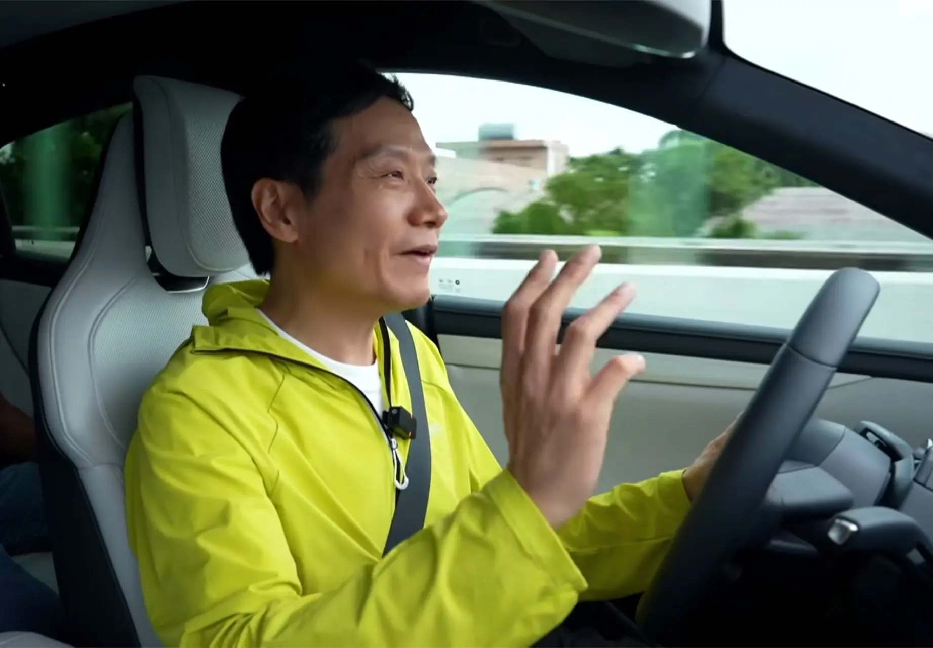 小米SU7 Ultra市内狂飙，时速300km，女生尖叫不断，男生哈哈大笑