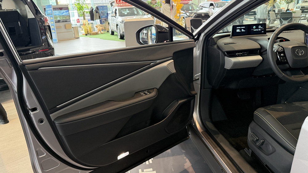 试驾丰田纯电动汽车bZ5