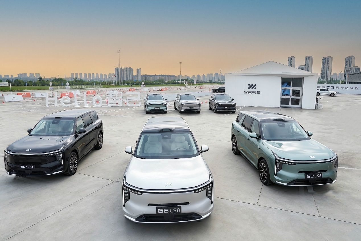 智己LS8深度试驾：定义“2026最强8系旗舰”