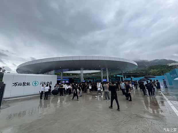 用时半年！比亚迪建成10000座闪充站 覆盖全国332座城市